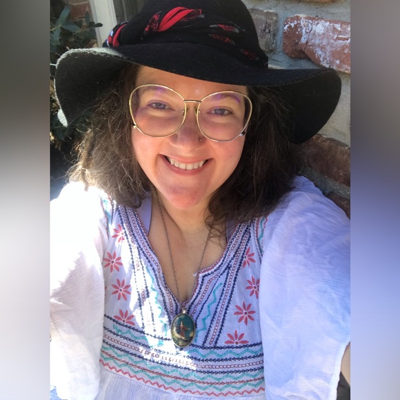 Hey y’all. I’m RobinTea. Let’s wear fun clothes. - Picture 9 of 11